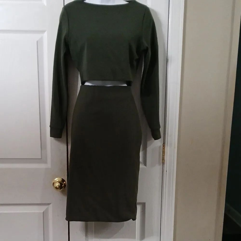 Lux La Fashion Novaโ2 pc long sleeve crop top and pul skirt set Sz L NWOT